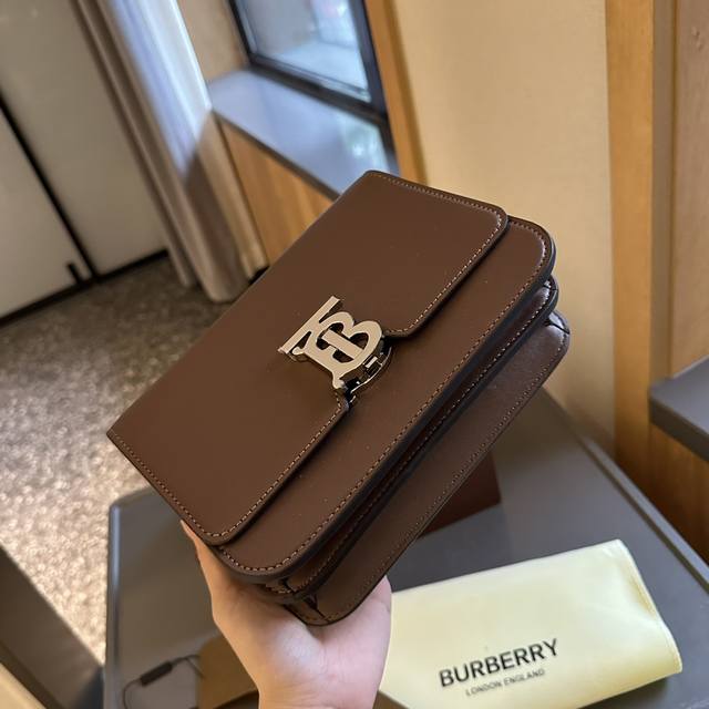 Folding gift box packaging Burberry Tb logo chain shoulder bag is a must-have item in the fashion industry. Get it up! The new postman bag Burberry never worries about sales, temperament, and quality! When purchasing a printed version in Hong Kong, i