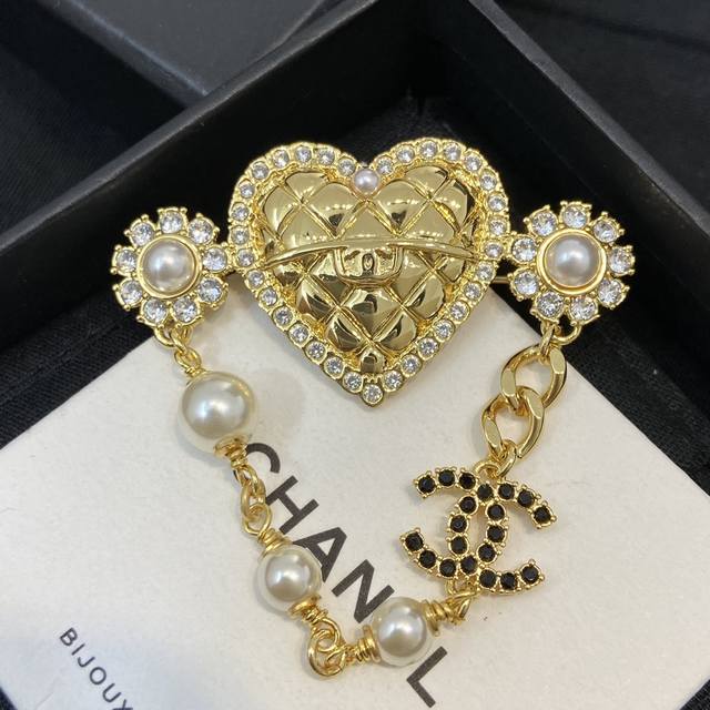 The high-end version includes a full set of packaging, Ch Nel, pearl flower, black diamond, double chain, diamond grid, heart brooch, 24 handmade workshop series, first online release, old rule, first come, first served, very vintage design, closed e