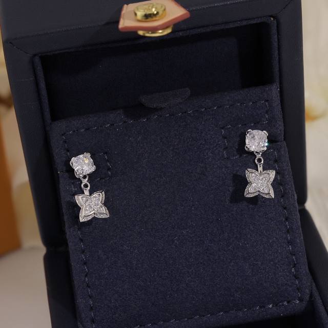 Lv earrings 925075 S925 pure silver material Lv new limited edition diamond earrings, very eye-catching and white with perfect details! The original logo is incredibly beautiful Diamond earrings with UFO earplugs