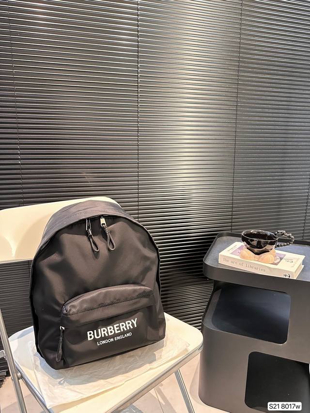 Burberry backpack classic fabric feels super nice, steady and generous! You won't choose the wrong one! Size: 27 38, item number 8017