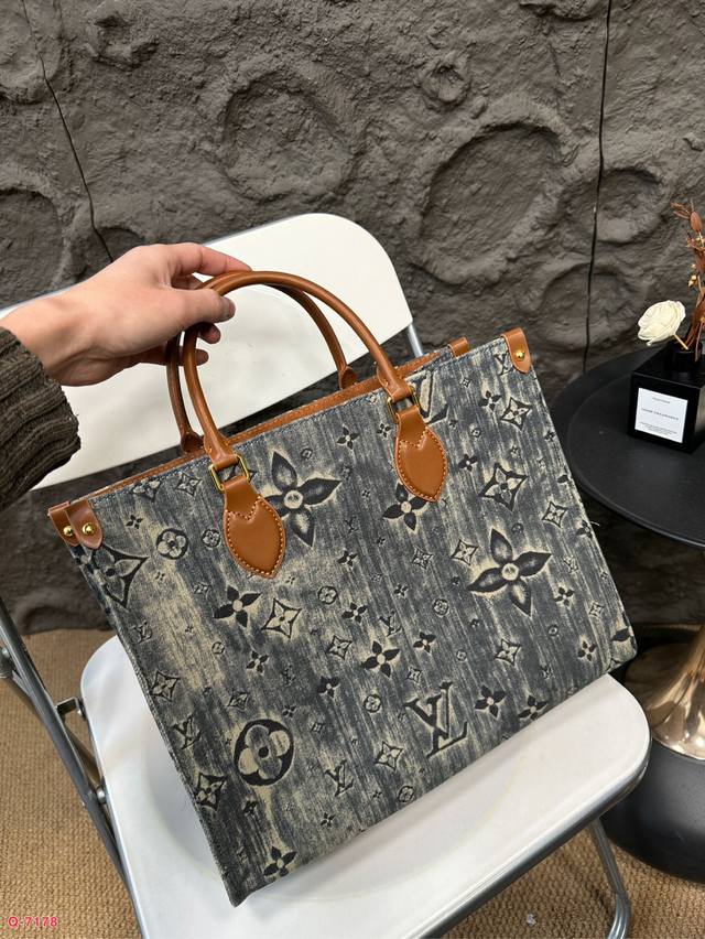 Lv Onthego denim vintage tote bag, fashionable tote bag, denim is definitely worth a season. The oversized shopping bag makes it look really stylish when worn! Size 34.27cm: