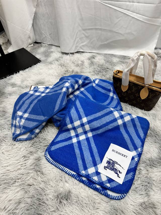 New scarf, Burberry. Original beautiful item, classic explosive item, returns to the forefront. Burberry's new imported Nepalese cashmere top embroidery scarf is definitely a screaming quality fashion brand's top design Essential high-end products fo
