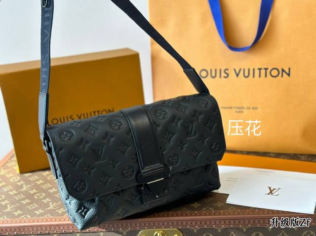 Recommended Embossed Black Flower Black Warrior Postman Bag | Lvs Cape Black Flower Upper Body Display LV New Release Monogram Series Black Flower S-Cape Men's Postman Bag Magnetic Opening and Closing, Especially Convenient and Practical 165