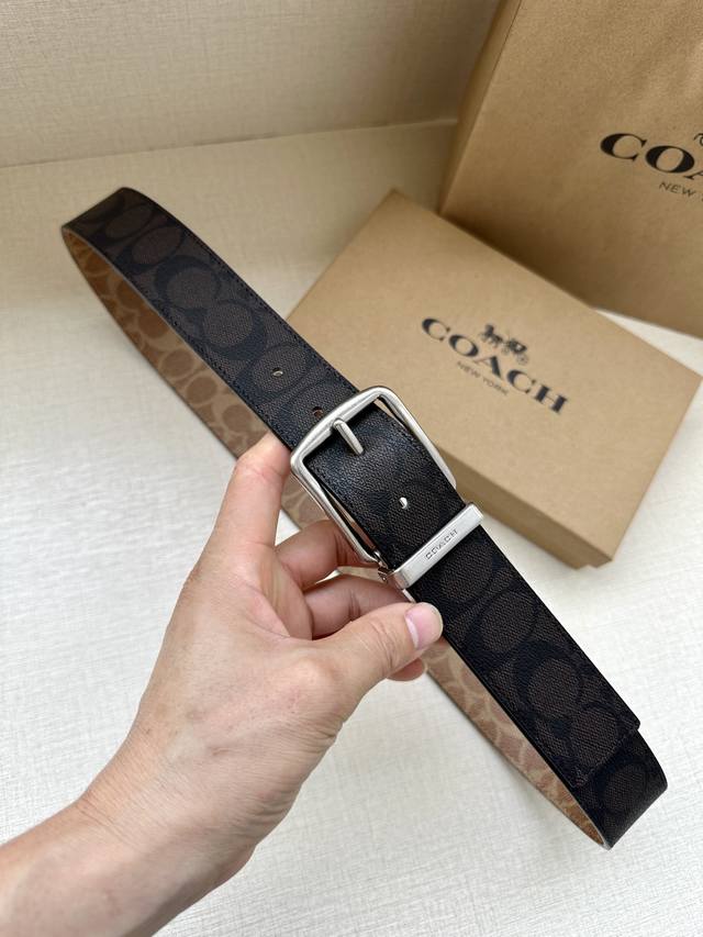 The 3.7cm wide COACH double-sided belt is made of black fabric with a classic logo buckle, and comes in two different appearances. Its fit can be personalized and can be cut with scissors. Trimmable double-sided: