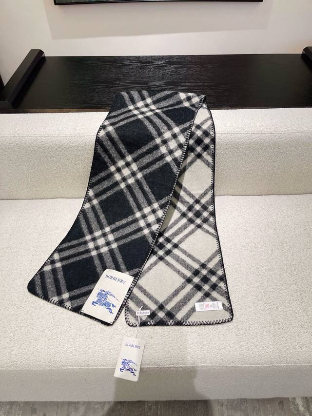 Gift box+5 Burberry plaid scarf is really amazing! Fashionable, unique, and warm with a perfect concave design to create an atmosphere. Don't miss out if you love personalized fashion! 100% sheep wool soft touch