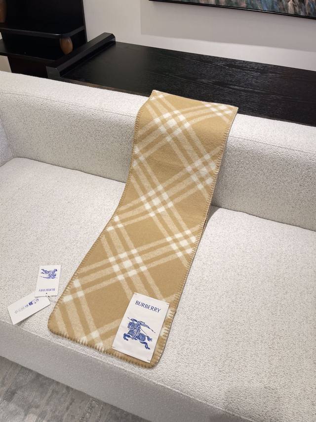 Gift box+5 Burberry plaid scarf is really amazing! Fashionable, unique, and warm with a perfect concave design to create an atmosphere. Don't miss out if you love personalized fashion! 100% sheep wool soft touch