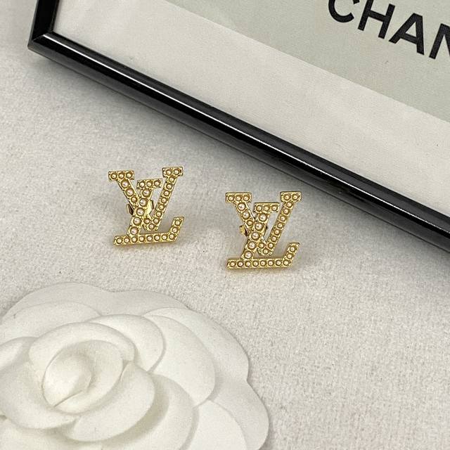 Code e2307 0247825 Lv earrings hot selling item has exploded with the new consistent zp Lv basic pearl earrings. The simple and classic logo design brings a sense of high-end beauty, versatile and durable, low-key and luxurious, just like vin