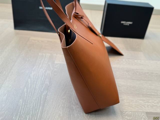 Saint Laurent tote bag Ysl simple bag unlocks fashion charm cool and cute The most beautiful girl in the whole street Size: 37 28