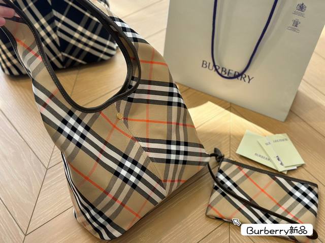 The new Hobo from Burberry is so beautiful! It's completely covered in grass and the overall body is very light and stylish, with a sub bag that can be disassembled. The size is just right for daily use, and the wide shoulder strap is also very comfo