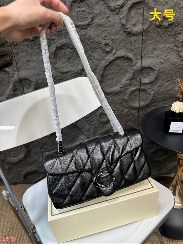 Paired with a folding box, Coach Wine God Wow, Coach's shining and charming second Tabby is definitely not unfamiliar and can be considered as Coach's main force. The little fairy will definitely not miss out on the fashionable and essential autumn a