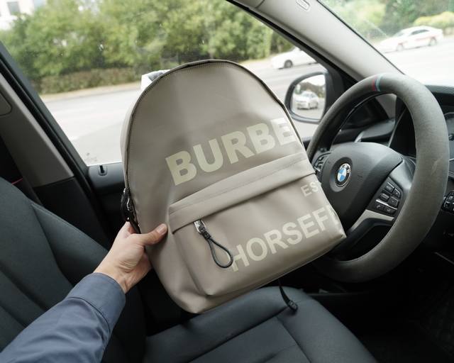 Burberry official website synchronizes high version original backpack, don't miss out on all original single fabric production, excellent quality, super large capacity, non market ordinary goods, and tough goods from trading companies Emphasize that