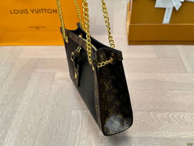 The texture of the Louis Vuitton LV chain bag is very high-end, and it has a 100% return rate when carried on the street in daily life. This is the casual and lazy feeling. Size 31 21