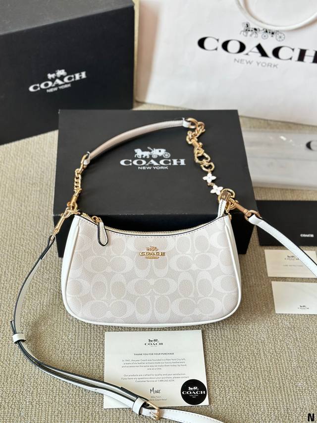 The leather version comes with a pendant. Coach and Coach's hottest underarm bag comes with the Teri series' hottest underarm bag featuring snake skin embossed design. The upgraded version of the large mahjong bag can just expose the side when worn u
