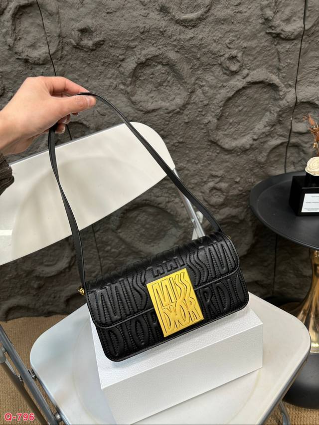 Paired with a folding box, the Dior Underarm Bag is of high quality and has a large capacity, making it versatile and easy to carry all year round, making you instantly fashionable. Size: 22.11Cm: