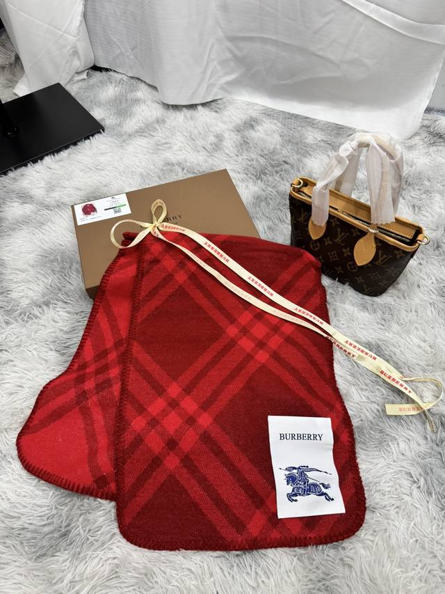 New scarf, Burberry. Original beautiful item, classic explosive item, returns to the forefront. Burberry's new imported Nepalese cashmere top embroidery scarf is definitely a screaming quality fashion brand's top design Essential high-end products fo