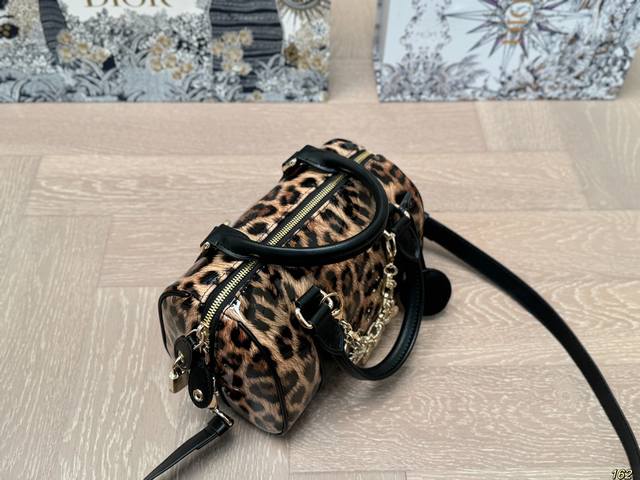 Dior's new pillow bag is durable, exquisite, and super capable of carrying capacity. It is also a must-have size for daily outings. 21 14: