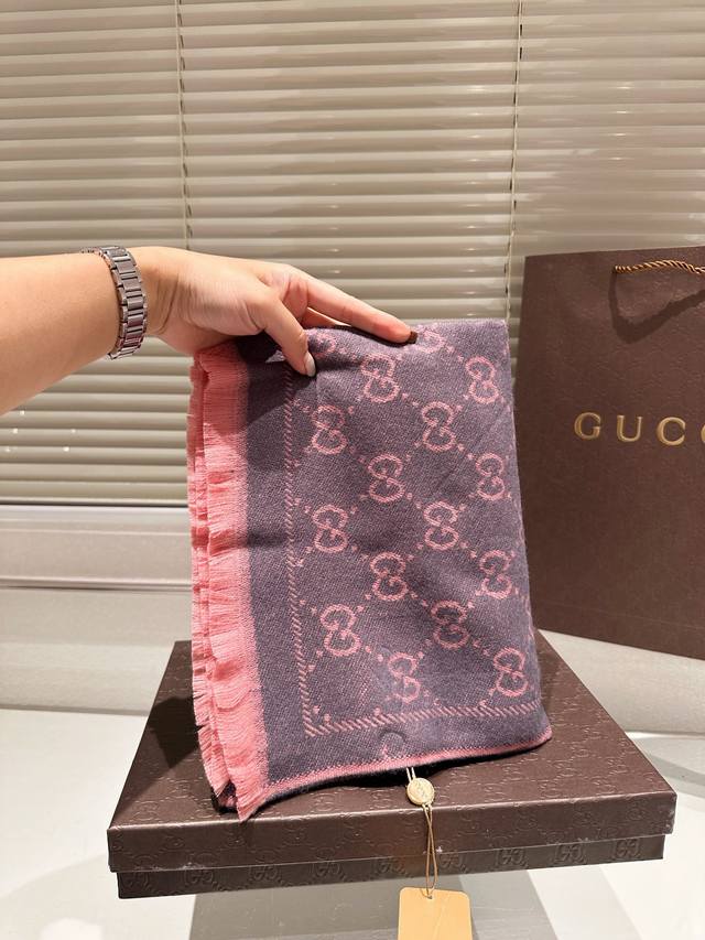 High end cashmere scarf gift box Guqi classic scarf made of real materials! This scarf is suitable for spring, autumn, and winter! It looks great as a shawl! Brighten skin tone! The upper body effect has a very strong aura, with a soft and textured f