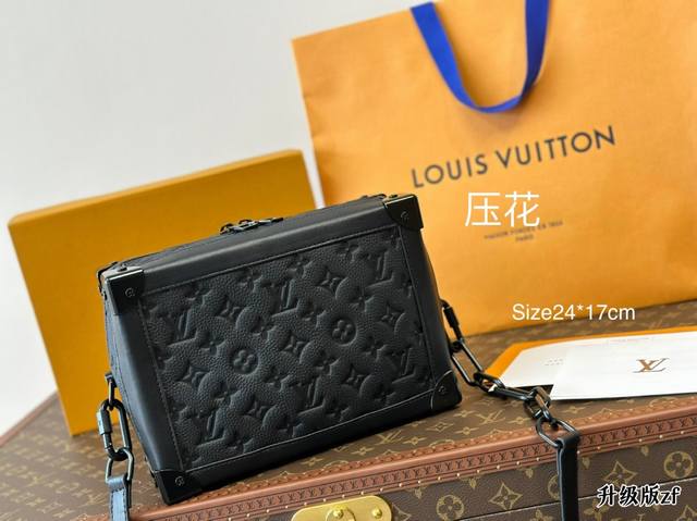 Embossed black flower folding box Lv, the best bag of the year for both men and women Lv. This soft box mini Soft Trunk is really Lv's most fashionable small bag of the year! Although it is a men's style, it is definitely suitable for both men and wo