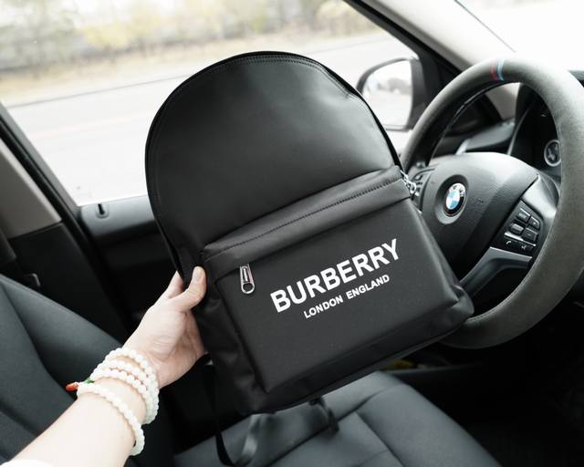 Burberry official website synchronizes high version original backpack, don't miss out on all original single fabric production, excellent quality, super large capacity, non market ordinary goods, and tough goods from trading companies Emphasize that