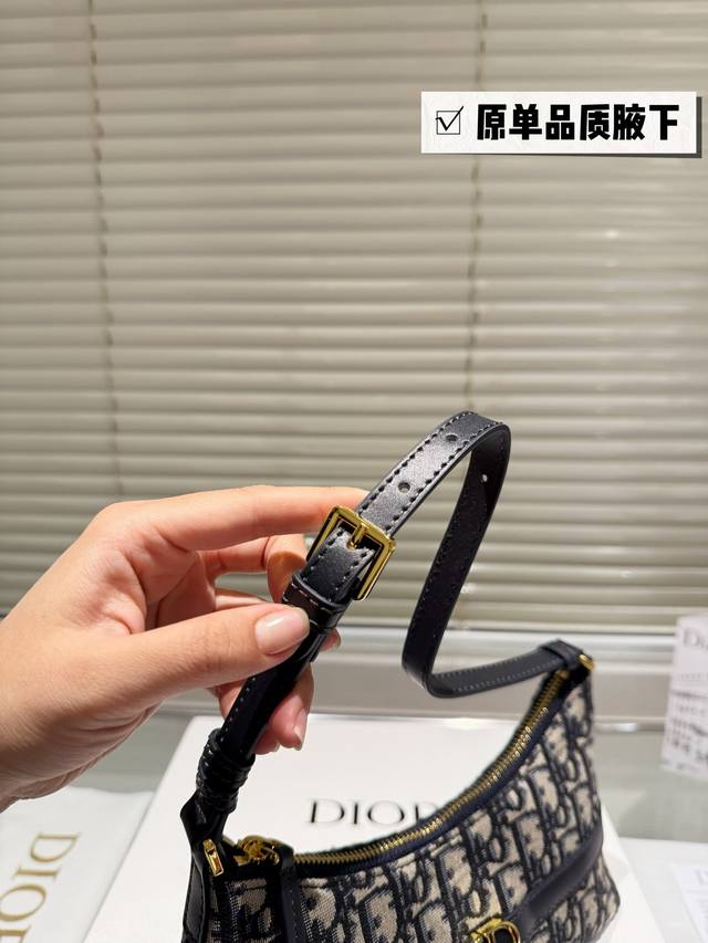 The latest underarm dumpling bag from Dior is a mini shoulder dumpling bag from the early spring collection of 2025, which enriches the Miss Caro series with fashionable and exquisite items. Xing uses black, pink, colored sheepskin and classic: