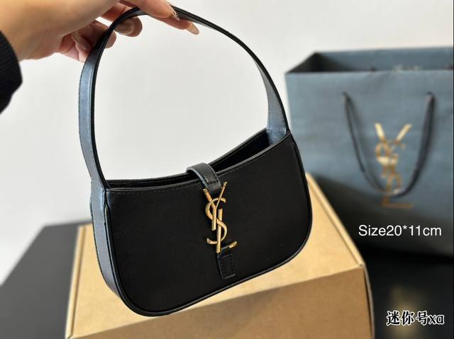 The next popular item in the lacquered leather full set packaging is the Ysl new underarm bag. The Ysl upcoming underarm bag has some similarities in appearance with the Gucci Jackie 1969 and Prada Leo underarm bags. 2