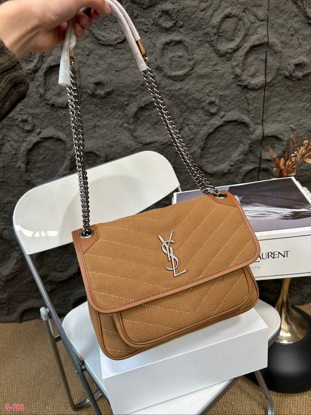 The full set of packaging for duty-free shops measures 25.20cm in size. Ysl messenger bag is made of frosted leather, which is highly popular this year. The Saint Laurent flip messenger bag is recommended for self preservation. The YSL Niki counter h