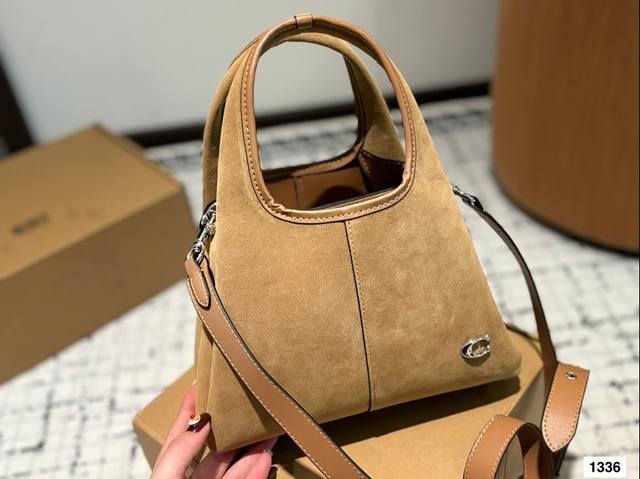 Paired with a box, the Coach Bucket Bag is simple yet not simple. This bag is versatile in meeting daily office capacity needs and offers versatile clothing options such as Clean Fit, neutral style, and mixed sports style