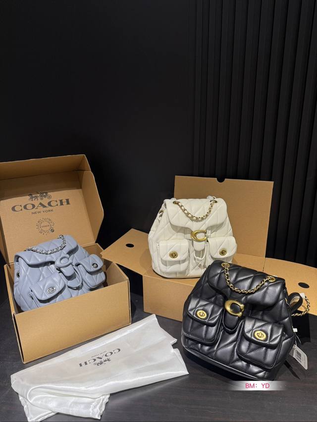 The Coach Coach Shoulder Tabby Backpack with Airplane Box is a versatile and versatile backpack that reshapes the coach design of the 1970s in a modern way. Its multifunctional style can be used as a backpack