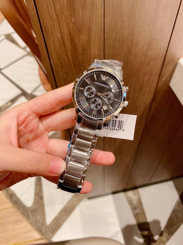 The true original Armani Renato series details can be seen in the high-quality and fashionable men's watch, the noble Iron Prince, with a deep and elegant black large dial and three eye multifunctional business quartz watch. The dial diameter is 43mm