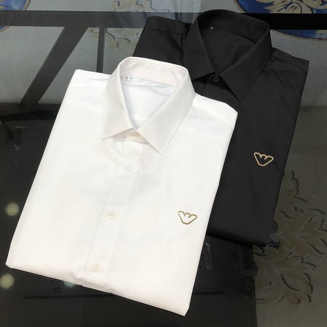 The popular Armani early spring new men's original casual long sleeved shirt is available for sale on the official website. It features a simple and fashionable slim fit, high-end original button customization, double stranded 120 count poplin cotton