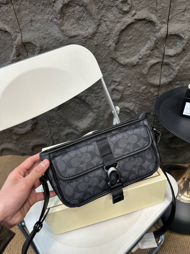 The Coach new camera bag series, which comes with a folding box, has been the pinnacle since its launch. The lightweight body of the Ka camera bag, which has been popular for many years, is its unique feature. Versatile and timeless, the whole thing