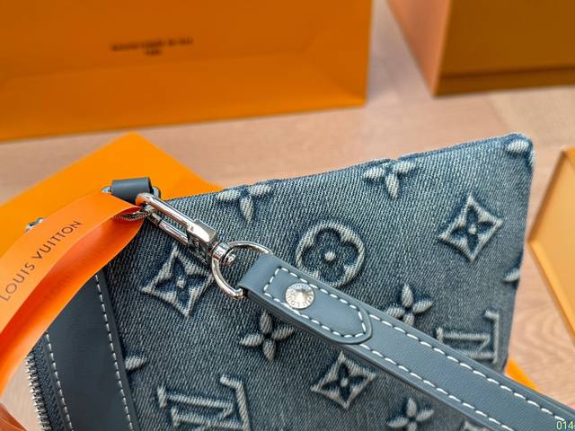 Lv's new hand-held bag comes with a box that is loved for daily use. It is versatile, classic, and simple in size 26 18 :