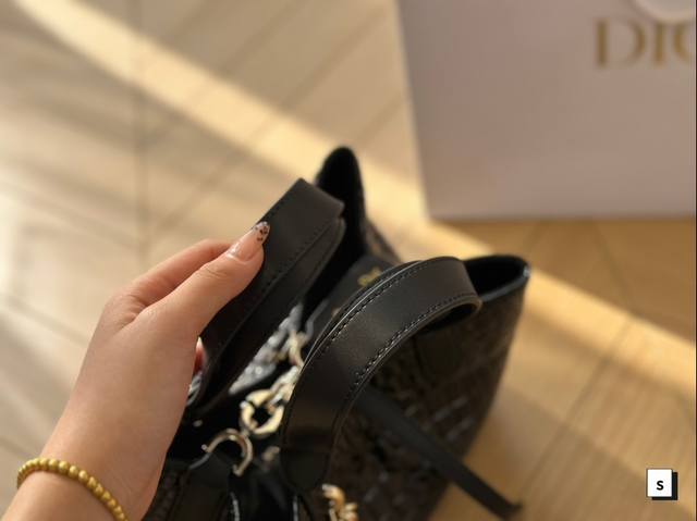 The original Dior Toujours shopping bag is simply irresistible, exuding a strong sense of sophistication and sophistication. It is a must-have item for Jimei, with a size of 28 * 20cm