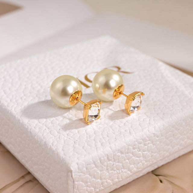 Dior 2024 new collection beloved by top tier brands, Dior new letter CD earrings with metallic texture counterattack version, letter trendy style, fully capable of modern young people's street photography, vacation fashion, and becoming the hottest f