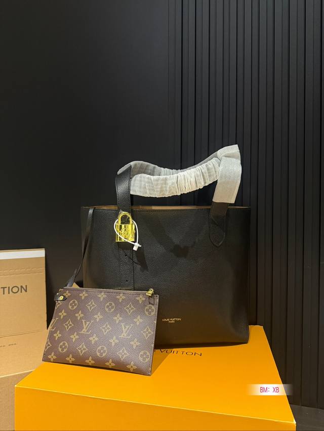 Chip version with folding gift box Lv lock head armpit new product launched tote bag, the end of the looseness is the soft cowhide material of hobo, and the detailed design of the lock head presents a lazy yet exquisite French style