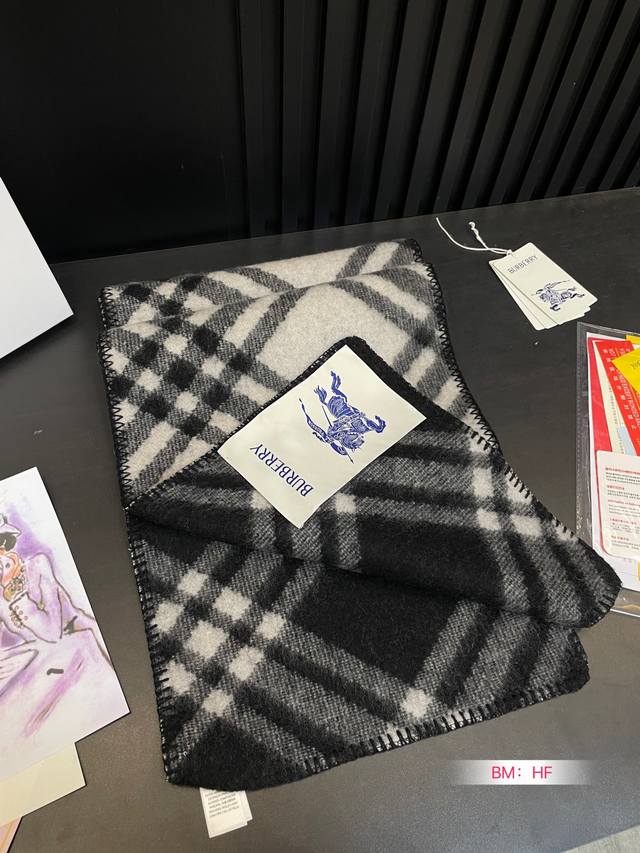 Cashmere Scarf Box Size: 180cm * 30cm Burberry Cashmere Scarf The gentlest color scheme for the upper body is super soft and comfortable. Don't you want to order this beautiful scarf now?