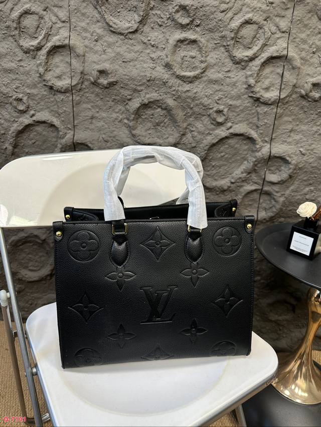 The Lv Onthego handbag tote bag is a cost-effective item that is very practical in both design and appearance. The large logo is super fashionable and not easily deformed, and the upper body has a great temperament. Size: 34.27cm: