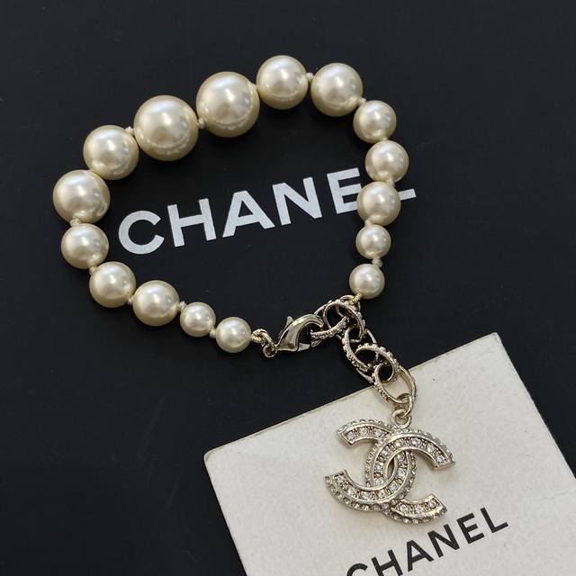 The high-end version comes with a complete set of packaging for Ch Nel Chanel's new pearl bracelet. Xiaoxiang's accessories always make your summer not boring. Don't be fooled by the small and exquisite logo, which is fashionable and explosive. Xiaox