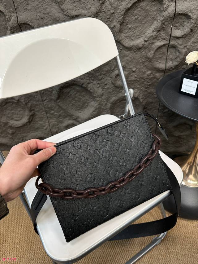 Lv embossed toiletry bag shoulder bag is a must-have for daily travel. It has a large capacity and good appearance. Online size: 26.20cm
