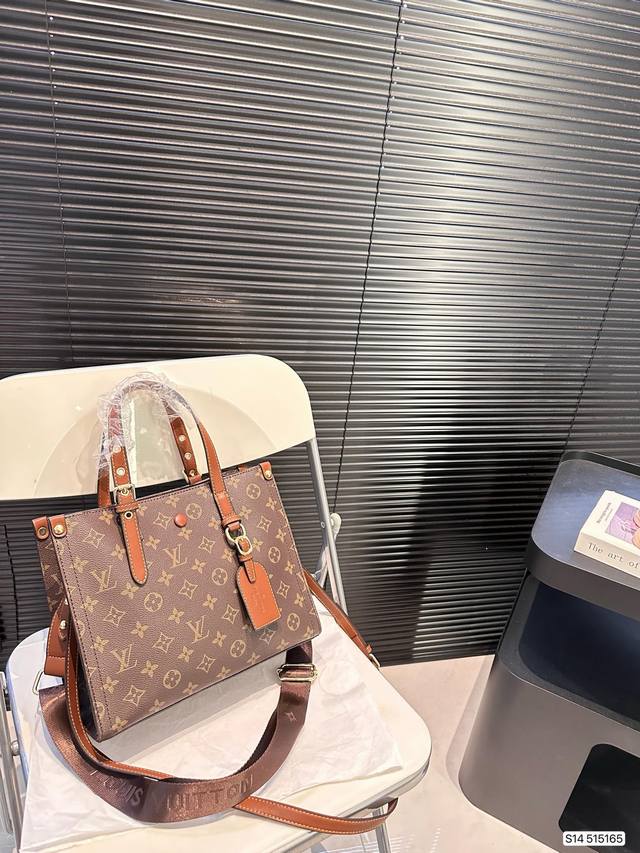 The Lv bucket bag is really simple. The more you look at it, the better it looks. The capacity is very touching and easy to hold daily carry on items. Size: 28 23, item number 515165. Revision: