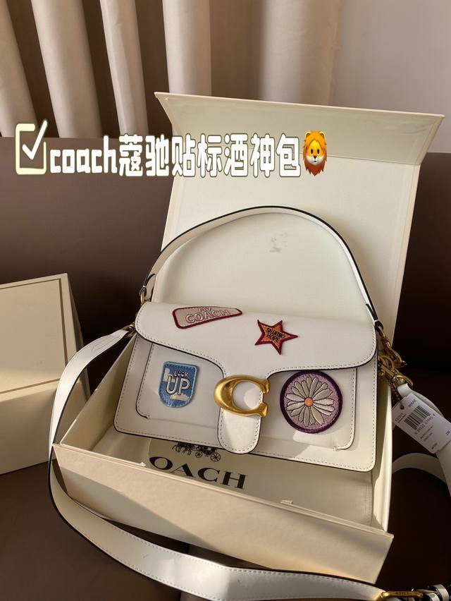 The color combination of Coach Coach Label Wine God Bag this time is simply a fairy color scheme! High in appearance and versatile, suitable for both handheld and crossbody use, this is the Coach Wine God! Cute and able to pretend! Handheld crossbody