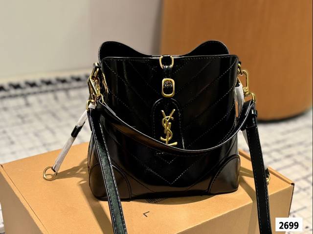 The Ysl bucket bag with the box is a hot, cool, and sweet new style that looks great when you go out. Size 21.20