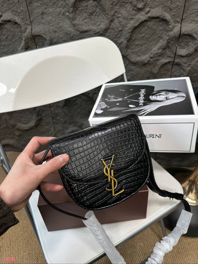 Full set of packaging for duty-free shop Ysl Saint Laurent crocodile embossed saddle bag with a million year heart effect on the upper body. Ysl hardware logo with crocodile embossed exquisite retro feeling overflowing on the screen. Chen Qiao'en's s