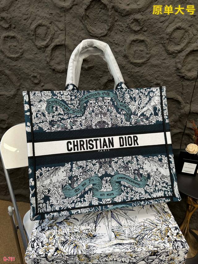 Small size 25.20cm, medium size 36.27cm, large size 42.35cm, original Dior shopping bag with folding box. This year's heavyweight counter classic explosive will be different from handsome and elegant: