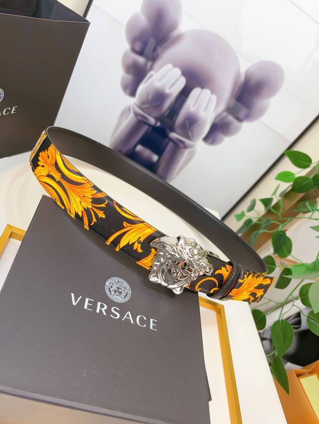 This Versace Palazzo belt is made of cowhide fabric and adorned with le Pop Classique print and iconic Medusa hardware accessories. 4.0cm width: