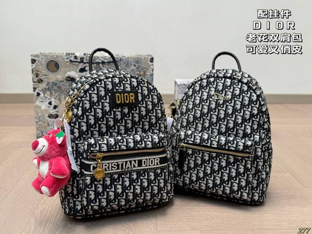 The first thing that comes with a Dior backpack accessory is its bag shape, which is really cute and has a retro campus feel. It looks cute and playful when carried on the back, but it doesn't look big and looks like a treasure chest. This kind of ba