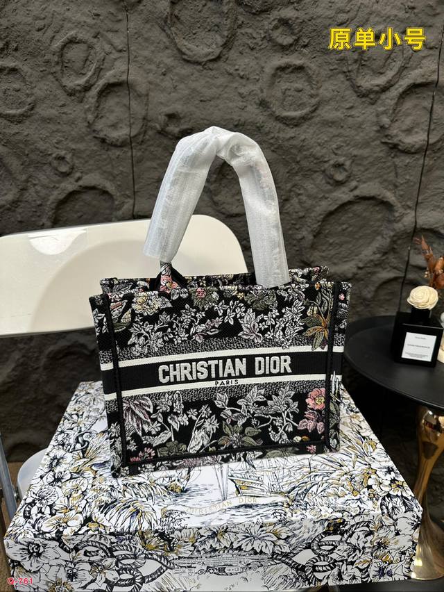 Small size 25.20cm, medium size 36.27cm, large size 42.35cm, original Dior shopping bag with folding box. This year's heavyweight counter classic explosive will be different from handsome and elegant:
