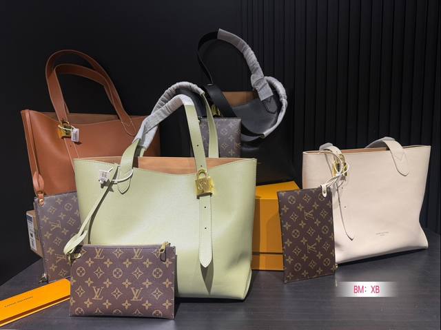 Chip version with folding gift box Lv lock head armpit new product launched tote bag, the end of the looseness is the soft cowhide material of hobo, and the detailed design of the lock head presents a lazy yet exquisite French style