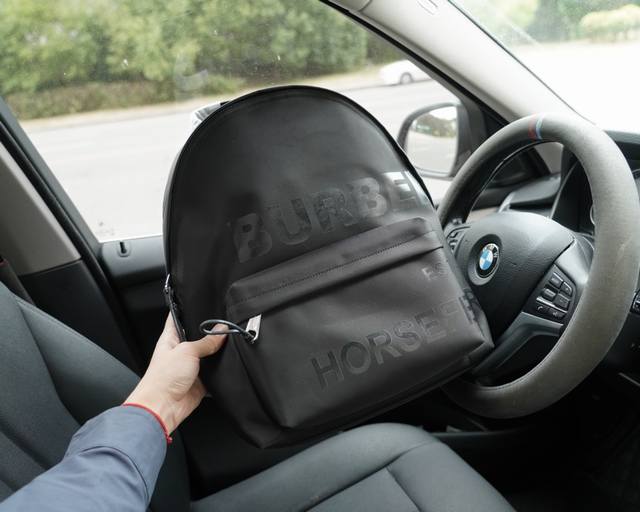 Burberry official website synchronizes high version original backpack, don't miss out on all original single fabric production, excellent quality, super large capacity, non market ordinary goods, and tough goods from trading companies Emphasize that