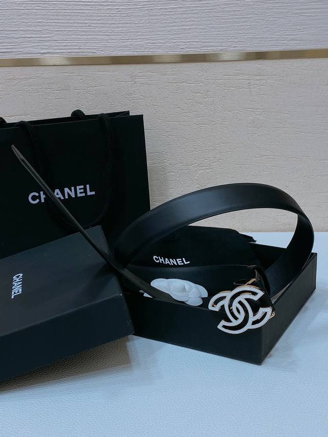 Chanel 24C resin black and white rhinestone gold metal logo buckle brass metal imported tire cow belt with soft and delicate feel 3.0cm: